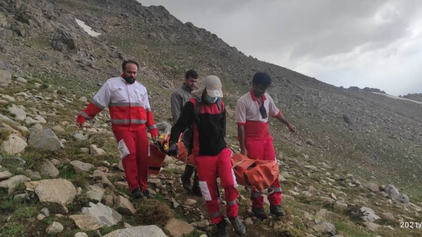 عملیات ۷ ساعته جستوجو، نجات و انتقال کوهنورد ۲۳ ساله در ارتفاعات قزل ارسلان همدان